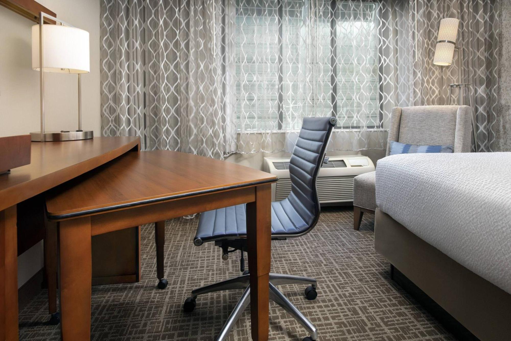 Отель Courtyard Tacoma Downtown Экстерьер фото